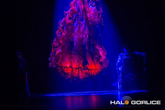 zdjęcie przedstawia dzieci na wózkach występujących na scenie GCK Gorlice