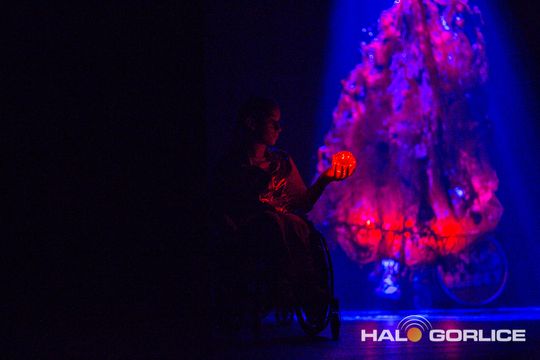 zdjęcie przedstawia dzieci na wózkach występujących na scenie GCK Gorlice