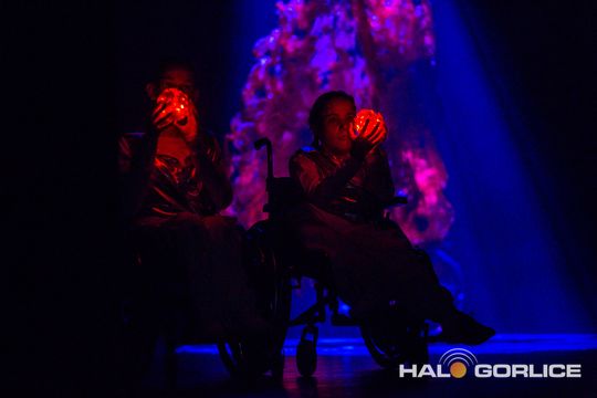 zdjęcie przedstawia dzieci na wózkach występujących na scenie GCK Gorlice