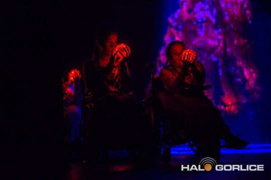 zdjęcie przedstawia dzieci na wózkach występujących na scenie GCK Gorlice