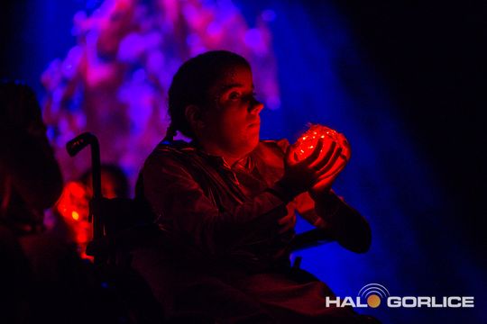 zdjęcie przedstawia dzieci na wózkach występujących na scenie GCK Gorlice