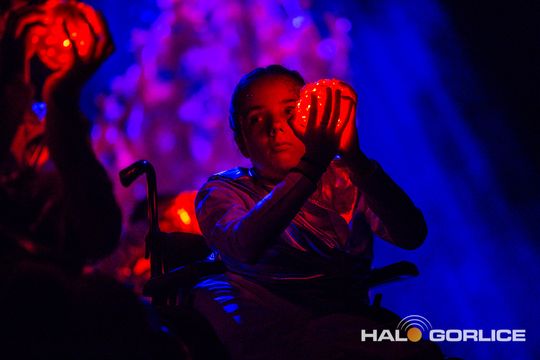 zdjęcie przedstawia dzieci na wózkach występujących na scenie GCK Gorlice