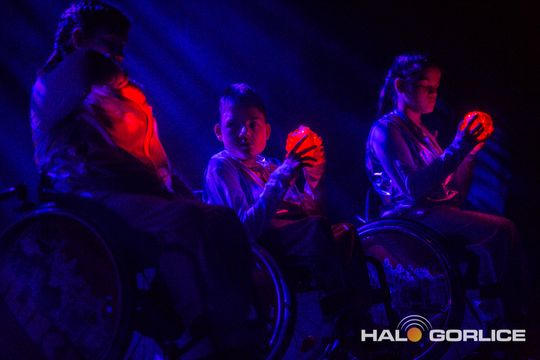 zdjęcie przedstawia dzieci na wózkach występujących na scenie GCK Gorlice