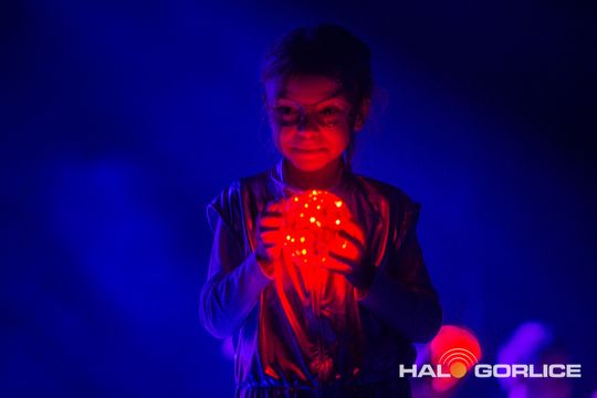 zdjęcie przedstawia dzieci na wózkach występujących na scenie GCK Gorlice