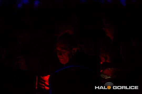 zdjęcie przedstawia dzieci na wózkach występujących na scenie GCK Gorlice