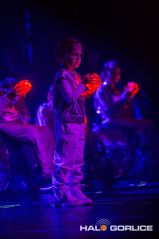 zdjęcie przedstawia dzieci na wózkach występujących na scenie GCK Gorlice