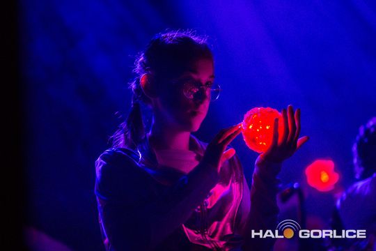 zdjęcie przedstawia dzieci na wózkach występujących na scenie GCK Gorlice