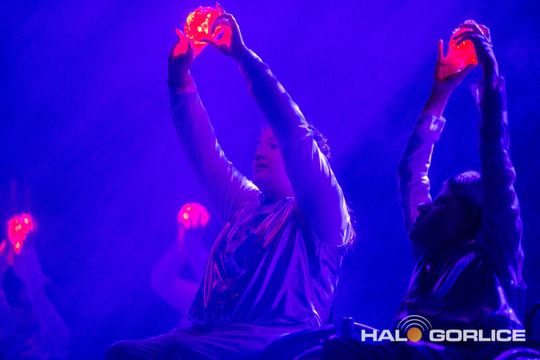 zdjęcie przedstawia dzieci na wózkach występujących na scenie GCK Gorlice