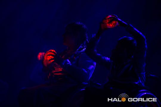 zdjęcie przedstawia dzieci na wózkach występujących na scenie GCK Gorlice