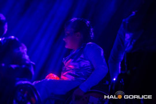 zdjęcie przedstawia dzieci na wózkach występujących na scenie GCK Gorlice