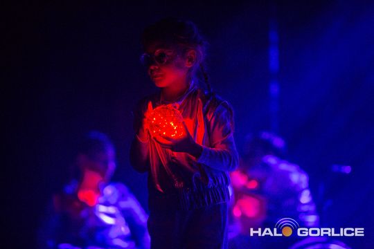 zdjęcie przedstawia dzieci na wózkach występujących na scenie GCK Gorlice