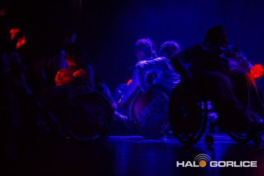 zdjęcie przedstawia dzieci na wózkach występujących na scenie GCK Gorlice