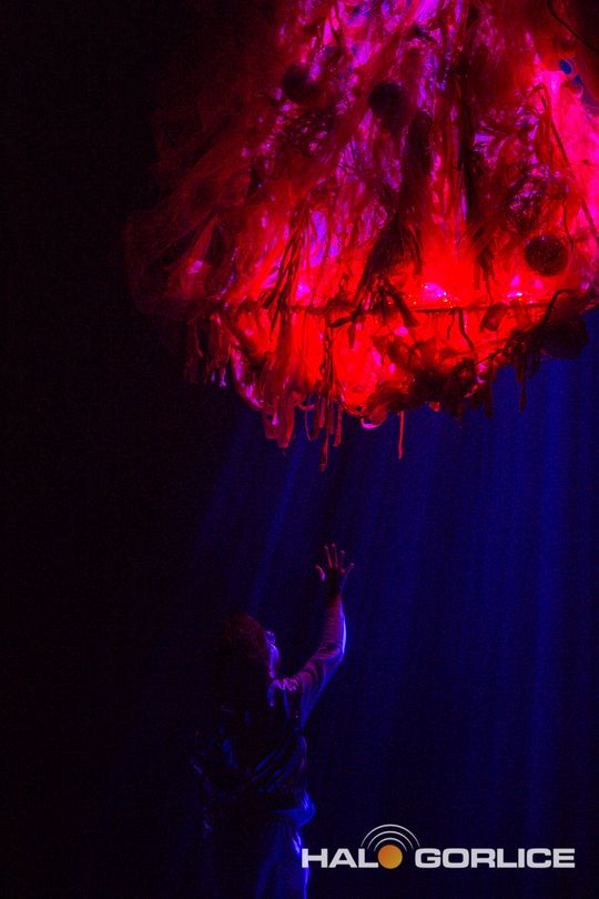 zdjęcie przedstawia dzieci na wózkach występujących na scenie GCK Gorlice