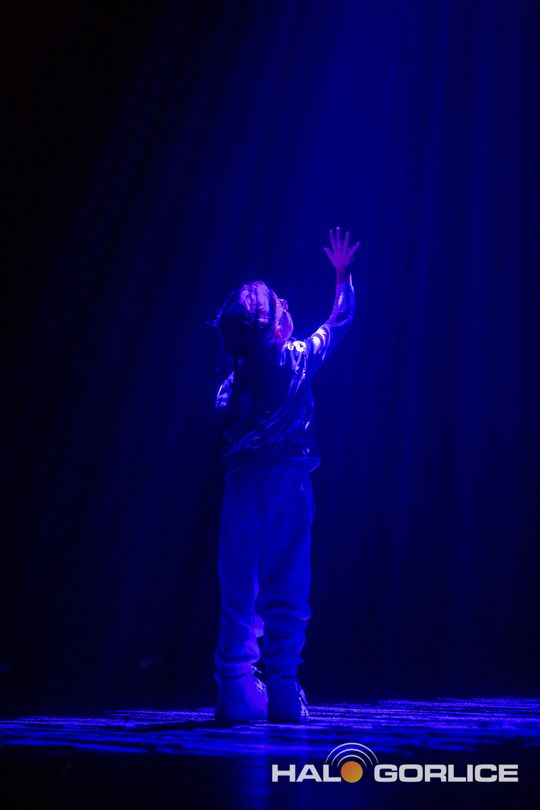 zdjęcie przedstawia dzieci na wózkach występujących na scenie GCK Gorlice