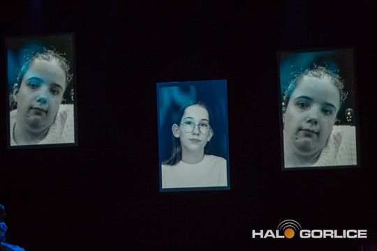 zdjęcie przedstawia dzieci na wózkach występujących na scenie GCK Gorlice