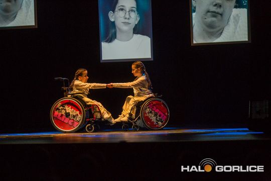 zdjęcie przedstawia dzieci na wózkach występujących na scenie GCK Gorlice
