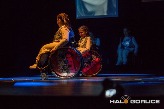 zdjęcie przedstawia dzieci na wózkach występujących na scenie GCK Gorlice