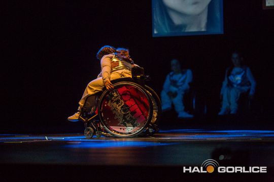 zdjęcie przedstawia dzieci na wózkach występujących na scenie GCK Gorlice