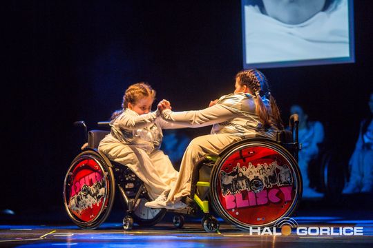 zdjęcie przedstawia dzieci na wózkach występujących na scenie GCK Gorlice