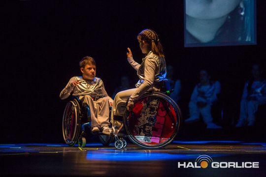 zdjęcie przedstawia dzieci na wózkach występujących na scenie GCK Gorlice