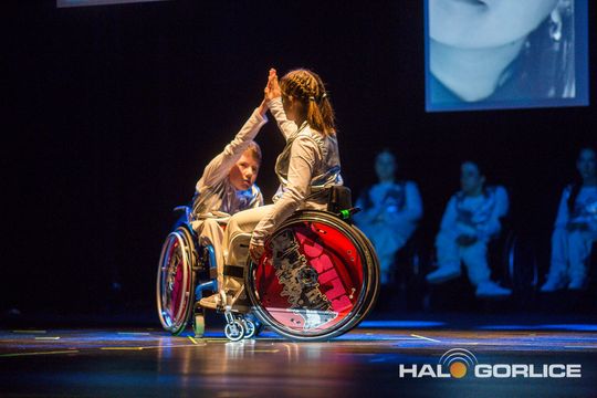 zdjęcie przedstawia dzieci na wózkach występujących na scenie GCK Gorlice