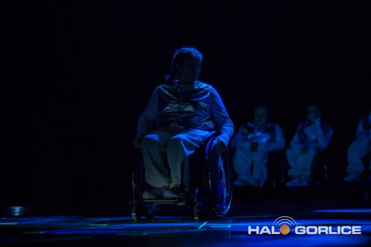 zdjęcie przedstawia dzieci na wózkach występujących na scenie GCK Gorlice