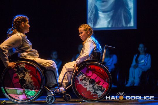 zdjęcie przedstawia dzieci na wózkach występujących na scenie GCK Gorlice