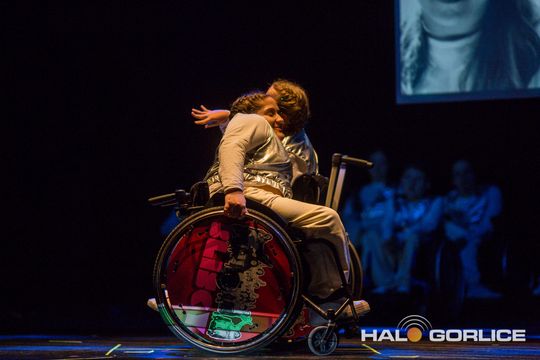 zdjęcie przedstawia dzieci na wózkach występujących na scenie GCK Gorlice