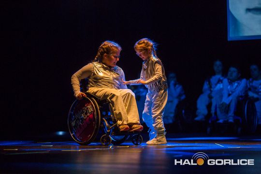 zdjęcie przedstawia dzieci na wózkach występujących na scenie GCK Gorlice