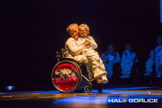 zdjęcie przedstawia dzieci na wózkach występujących na scenie GCK Gorlice