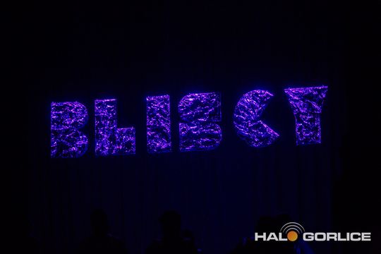 zdjęcie przedstawia dzieci na wózkach występujących na scenie GCK Gorlice