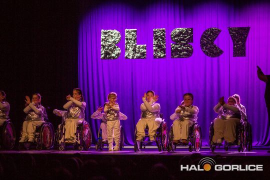 zdjęcie przedstawia dzieci na wózkach występujących na scenie GCK Gorlice