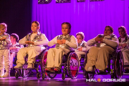 zdjęcie przedstawia dzieci na wózkach występujących na scenie GCK Gorlice