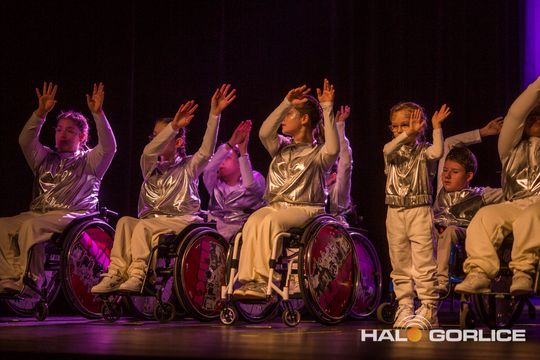 zdjęcie przedstawia dzieci na wózkach występujących na scenie GCK Gorlice