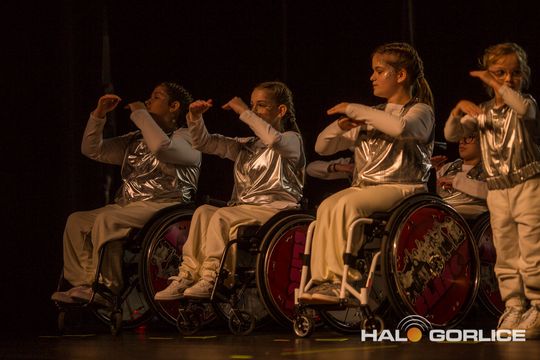 zdjęcie przedstawia dzieci na wózkach występujących na scenie GCK Gorlice