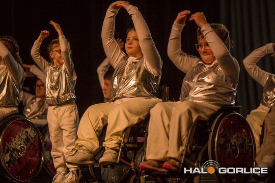 zdjęcie przedstawia dzieci na wózkach występujących na scenie GCK Gorlice