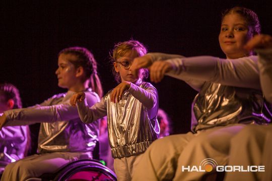 zdjęcie przedstawia dzieci na wózkach występujących na scenie GCK Gorlice