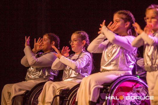 zdjęcie przedstawia dzieci na wózkach występujących na scenie GCK Gorlice