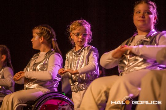 zdjęcie przedstawia dzieci na wózkach występujących na scenie GCK Gorlice