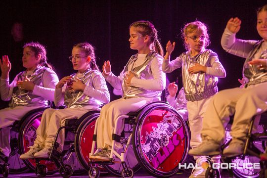 zdjęcie przedstawia dzieci na wózkach występujących na scenie GCK Gorlice