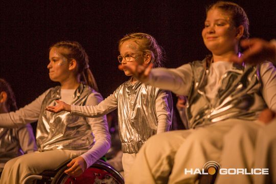 zdjęcie przedstawia dzieci na wózkach występujących na scenie GCK Gorlice