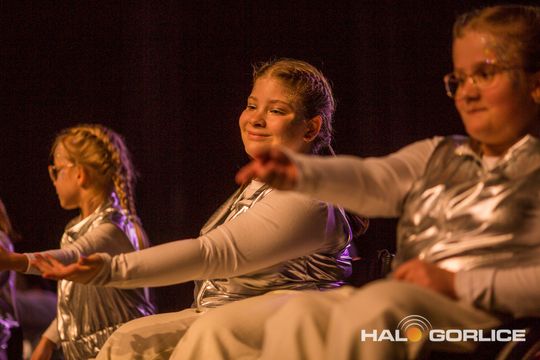 zdjęcie przedstawia dzieci na wózkach występujących na scenie GCK Gorlice