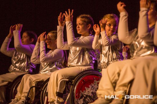 zdjęcie przedstawia dzieci na wózkach występujących na scenie GCK Gorlice