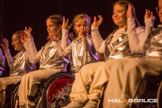 zdjęcie przedstawia dzieci na wózkach występujących na scenie GCK Gorlice