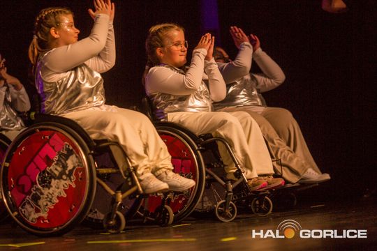 zdjęcie przedstawia dzieci na wózkach występujących na scenie GCK Gorlice