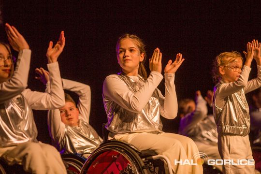 zdjęcie przedstawia dzieci na wózkach występujących na scenie GCK Gorlice