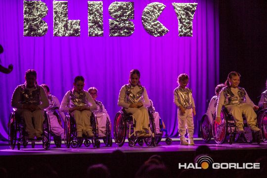 zdjęcie przedstawia dzieci na wózkach występujących na scenie GCK Gorlice