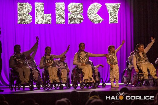 zdjęcie przedstawia dzieci na wózkach występujących na scenie GCK Gorlice