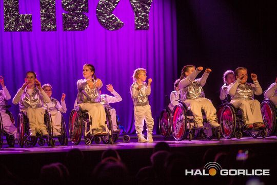 zdjęcie przedstawia dzieci na wózkach występujących na scenie GCK Gorlice