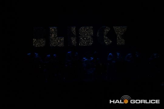 zdjęcie przedstawia dzieci na wózkach występujących na scenie GCK Gorlice